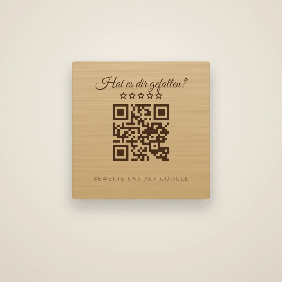 Holzschild mit QR-Code und der Aufforderung, eine Google-Bewertung abzugeben
