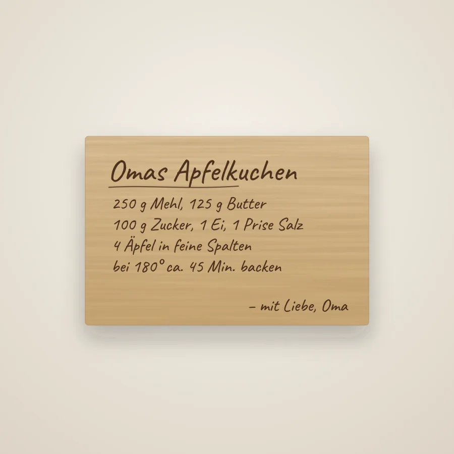 Holzbrett mit graviertem handgeschriebenem Rezept „Omas Apfelkuchen“