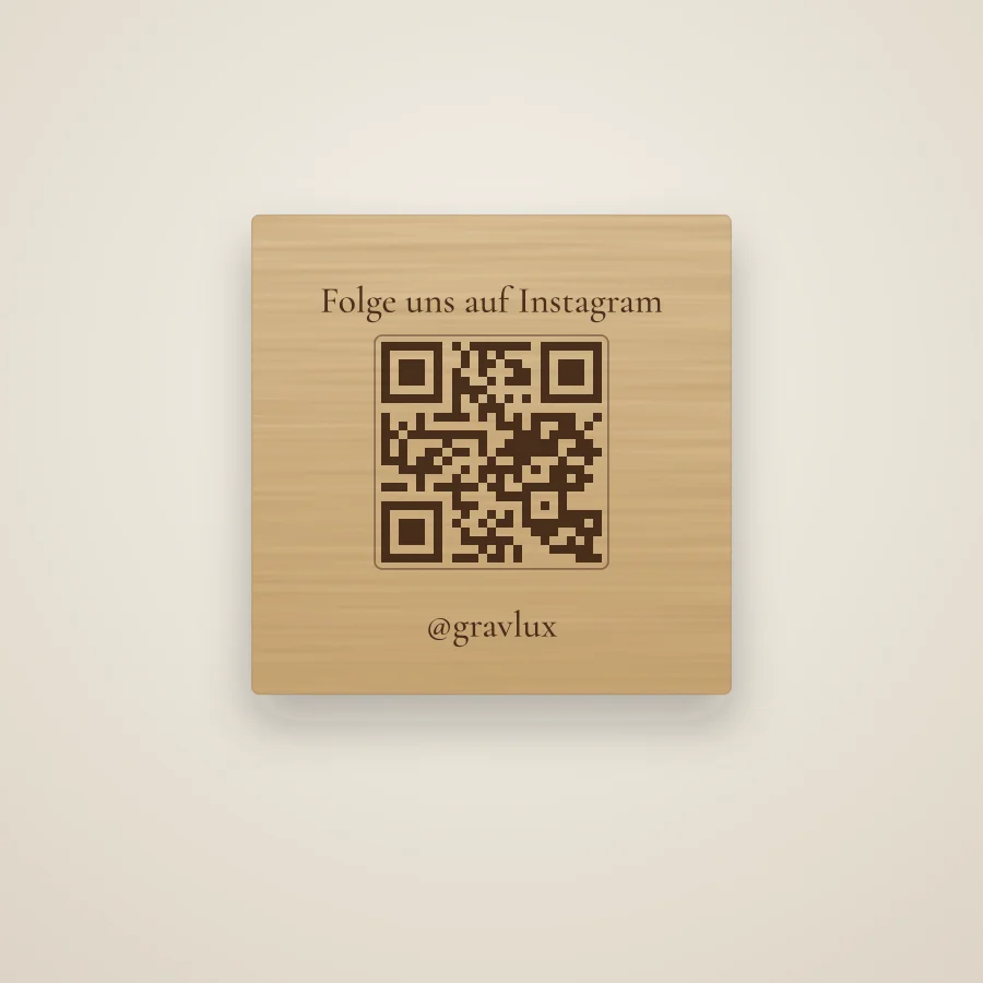 Holzschild mit graviertem QR-Code und der Überschrift Folge uns auf Instagram